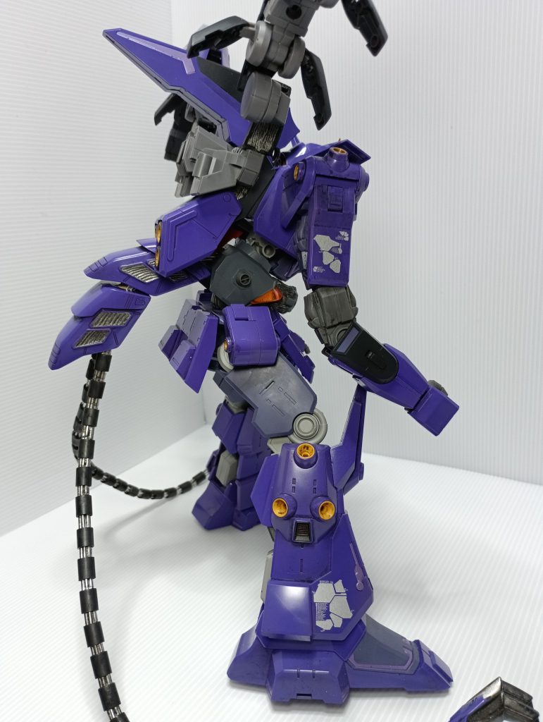 猫背で腰溜め、腕を垂れ下げたプロポーションはエヴァを参考にしています。