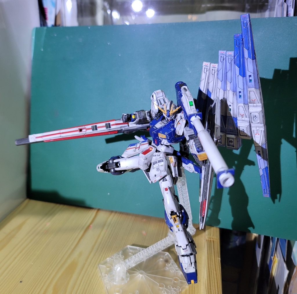 ロングレンジフィンファンネルを腕に装備させてみた重いのでこれを掲げるポーズで長時間ディスプレイする場合は下に支柱を配置した方がいいでしょう