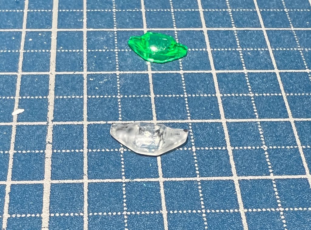 ネオングリーンを刺し色に使ったせいで、胸のグリーンのクリアーパーツが目立たなくなってしまったので、お湯まるとUVレジンで複製してクリアーブルーで塗装しました。製作途中の写真ですが、パーツが小さく、綺麗にはめ込む為の整形で半日ほどヤスって合わせての繰り返しをしてました。