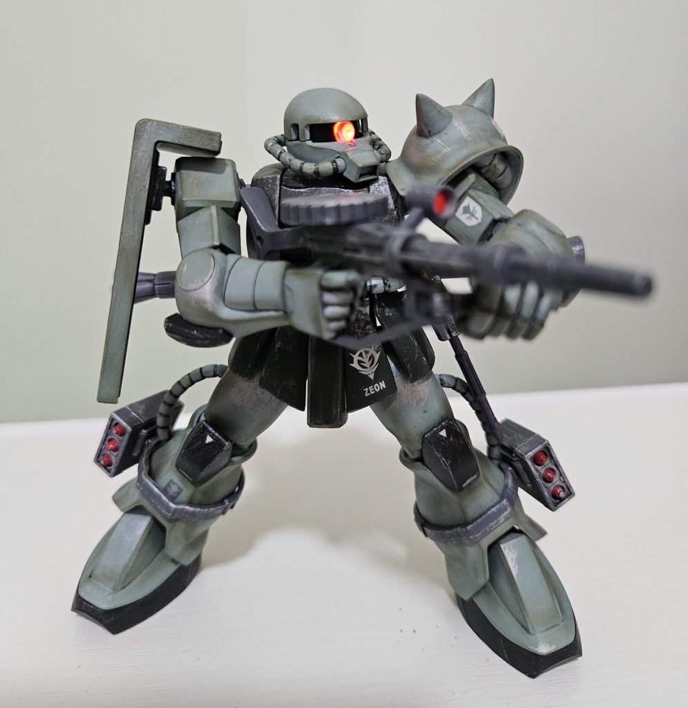 ザクマシンガン別アングル結構古いキットなので下半身の可動はそんなに広くないです