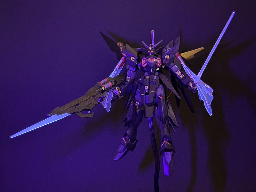 ビームマントなどのクリアパーツは無塗装ですが、ブラックライトを当てるとガンダムマーカーの赤い部分も含めて意外な光り方をしたので、お気に入りです。