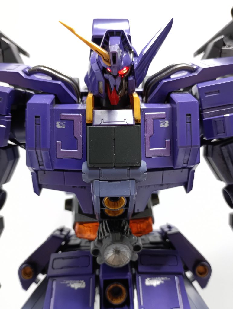 キットに付属した半壊した頭部パーツを使っているので、左右非対称です。(本来の顔は後で元のプロポーションに戻せるよう別途保管)