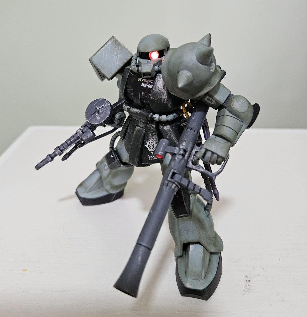 武器2丁持ちザクはこんな戦い方する印象じゃないんだけどね…マシンガンやバズーカのどちらかだけを装備する印象だった