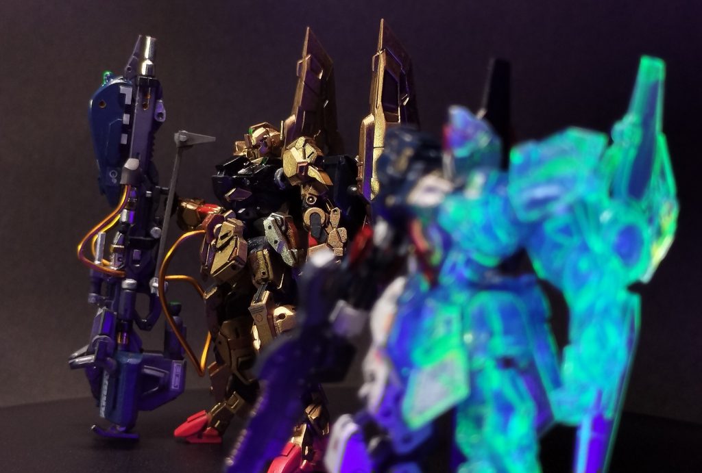 7.    折しも社内から耐ビームコーディング・テストの話もあり、軽量な機体の俊敏性を生かすためにもシールドは装備せず、この耐ビームコーティングを試すことから、半自動的にカラーリングが金色と定まる。