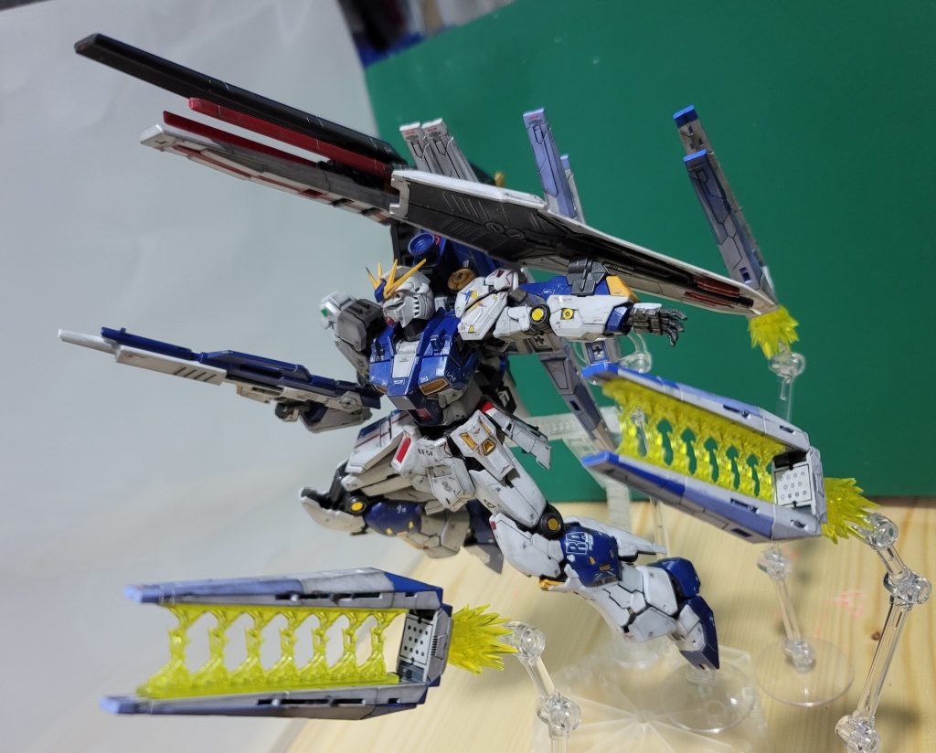 行け、フィン・ファンネル!(原作では言っていない)改造キットのフィンファンネルを飛ばしてみたエフェクトも付属するのでそれも展示しましょう