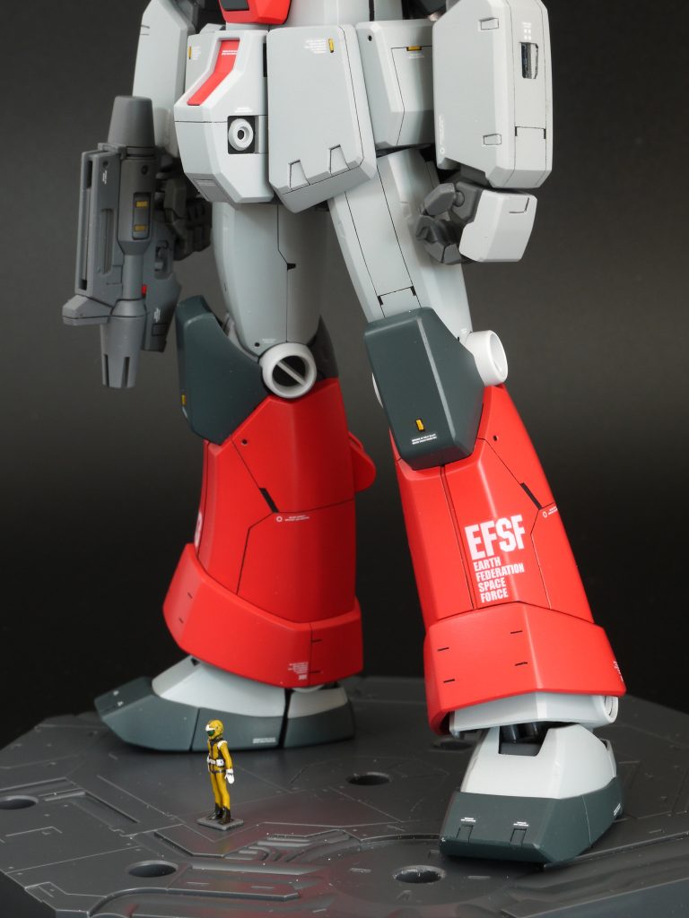 ●脚ジムキャノンをベースにしてジム改に合うようにデザイン変更しました。・ふとももロール軸で2mm、スネフレームで3mm延長 外装が寸足らずになるので、それぞれ延長・ヒザの丸一パーツをジム改のものに変更・ヒザブロックをスクエアな形状に変更・スネ内側を段差部分で切り離し、下側は接着して合わせ目を処理・カトキスリッパ風に足の甲とつま先を形状変更・パイロットは安定して立つように台座をつくって接着