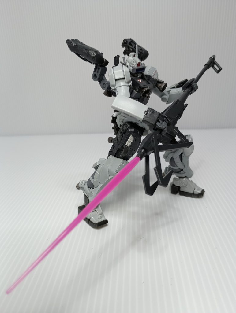 ビームサーベルが出せるように穴をあけました。個人的には野獣の人は連邦に所属していて、ジオン相手に戦いを楽しんでいるような気がしています。