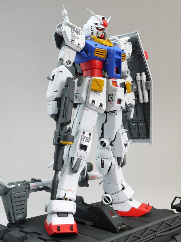 カトキ画稿をイメージしたアングルからちょっと広角気味に撮影。GUNSTAで最初に投稿した2019年作のフルハッチオープンはVer.3.0ベースでした。その頃はまだ素組みに少し手を加える程度でした。その後、出来ることが少しは増えたのでVer.Kaにトライしてみました。Ver.Kaのハッチオープンはガレージキットでは見たことがありますが、ガンプラを改造した作例はあまり見かけないので、珍しいのではないかと思います。Ver.Kaガンは2.0が出るまでつくり続けると思います。次作はMGですが、小柄なMSV機体をつくる予定です。ご覧いただきありがとうございました。