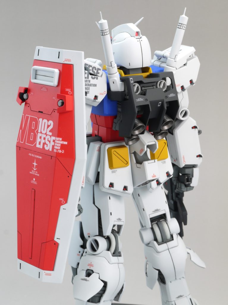 胸から腰はジムクゥエルをベースに加工。先人達は前後に幅増ししていましたが、それはサボりました。・首は約2mm短縮し、後ろに約4mm移動・肩の軸を1mm短くして肩を胴に寄せ、後ろに1.5mm移動・胸ダクトは前に出るように1mmスペーサーで調整・ふんどしの斜面形状をプラ板で変更・フロントスカートは1mm延長・リア周りはガンダムを使用し、スカートは3mm延長・サイドスカートはガンダムのモノを3mm延長・前腕を2mm延長・各面に付いている凸Rを削って出来るだけフラットに