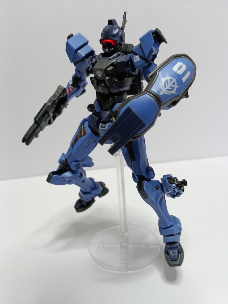 武器はゲルググのスプレーガンを基にジークアックスのライフルパーツを取り付けています。(ジークアクスの武器の試作のイメージ)