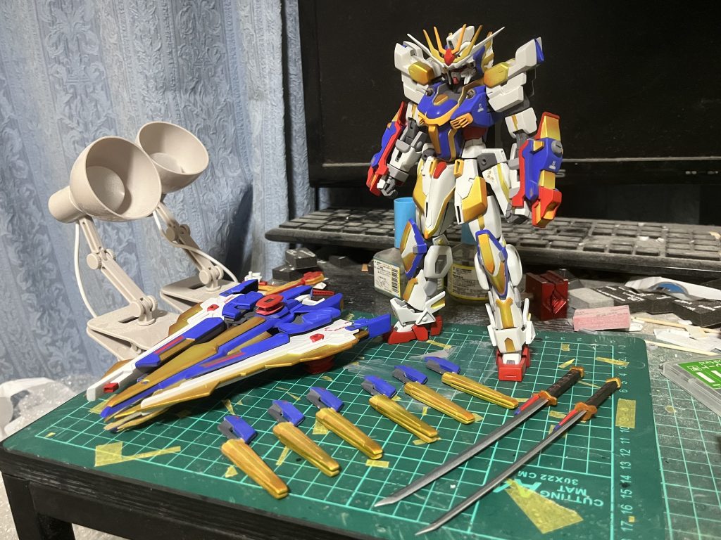 武装一覧です、ライキリソード、ダガーファンネルは全て取り外し可能、Eユニットのギミックも含めて一通りゲーム内と同じことができるように制作しました