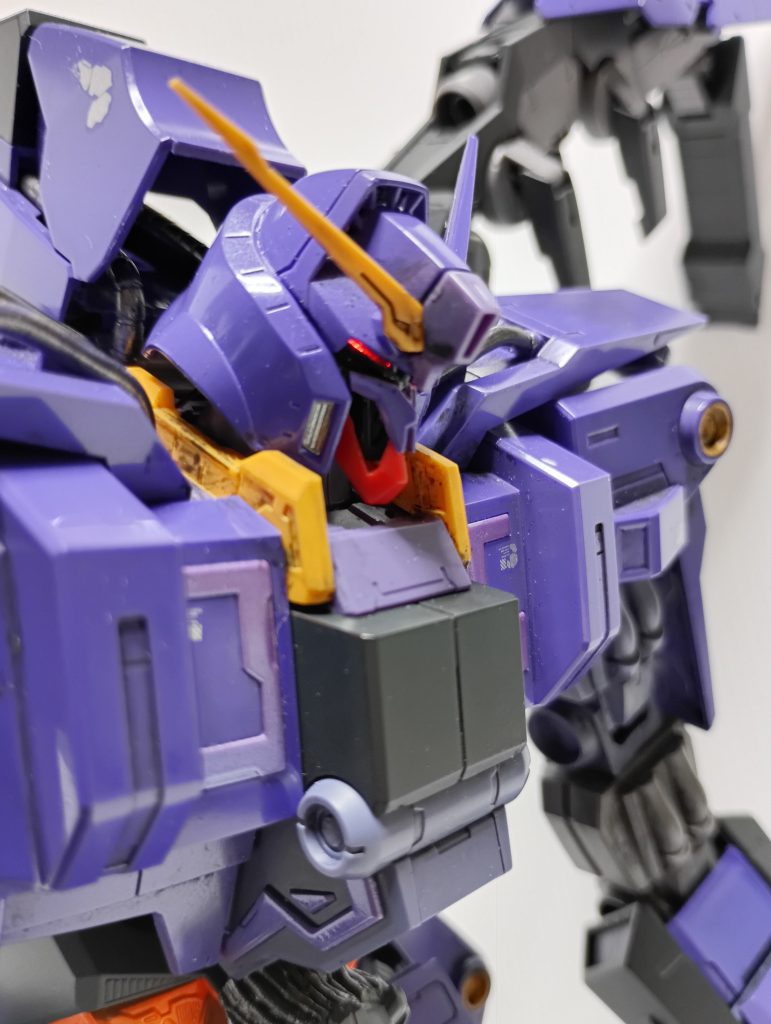 目は100均レジンでクリア化しているので、電飾で光らせることが可能です。