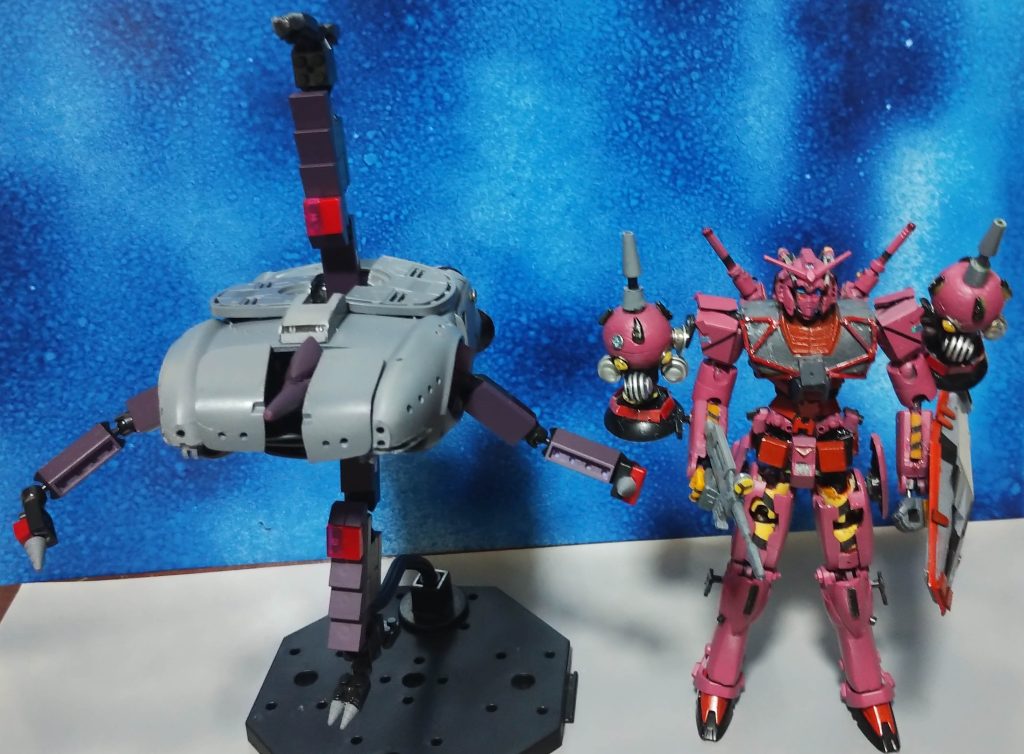 MAVと。2体並べるとパチモノ感、増し増しです。夜店の軒先で売ってそう。