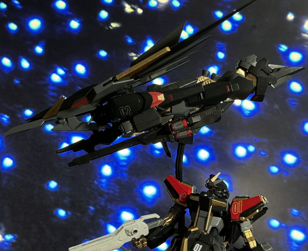 前作『黒いヤツ』が隊長で1番機、今作『黒いツバサ』は2番機というイメージで、デカールやシールを選びました。