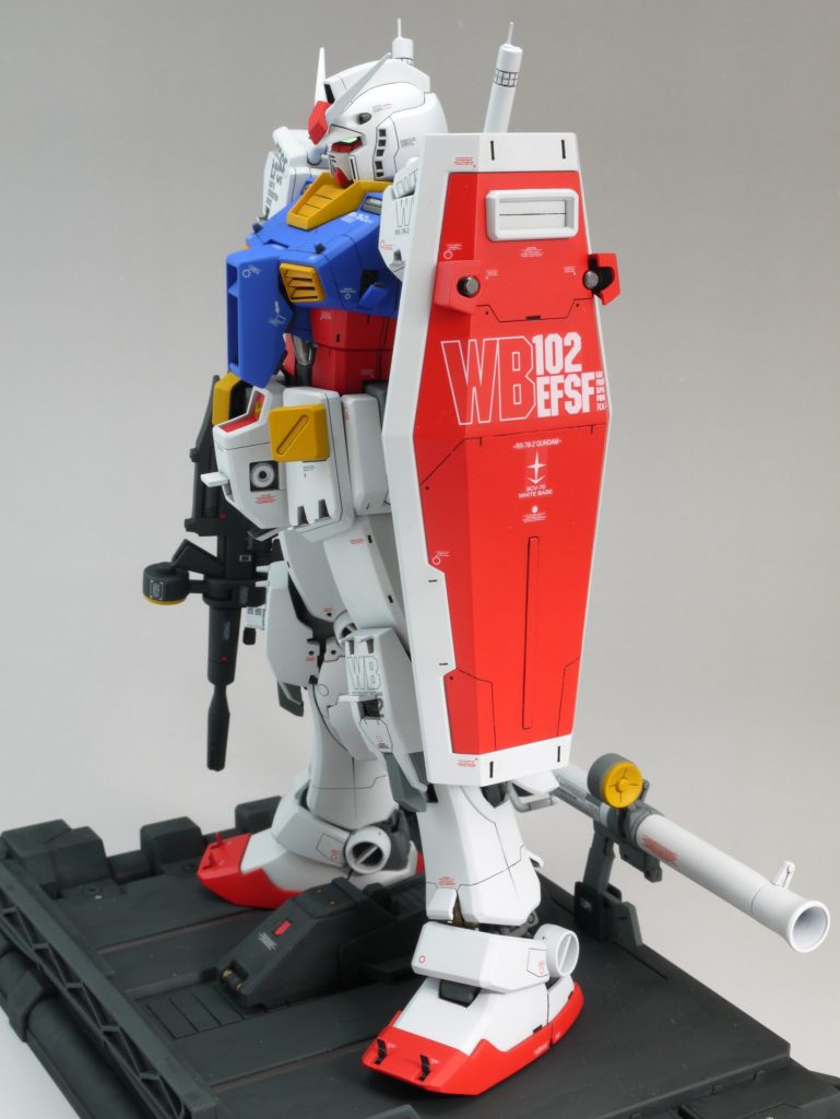 製作途中で何度も「 ハッチを開けずに完成させても良いのでは?」との誘惑に襲われましたが、何とか負けずに完成までたどり着きました。ハッチを開けるたびに持つところが無くなるので大変でした。脇腹を左右からつかむか、ふんどしの黄色矢印部とオシリを前後からつかめば、持ち運ぶことが出来ます。完成直前に左ヒザ外側の小ハッチが折れました…。接着剤で補修してあります。