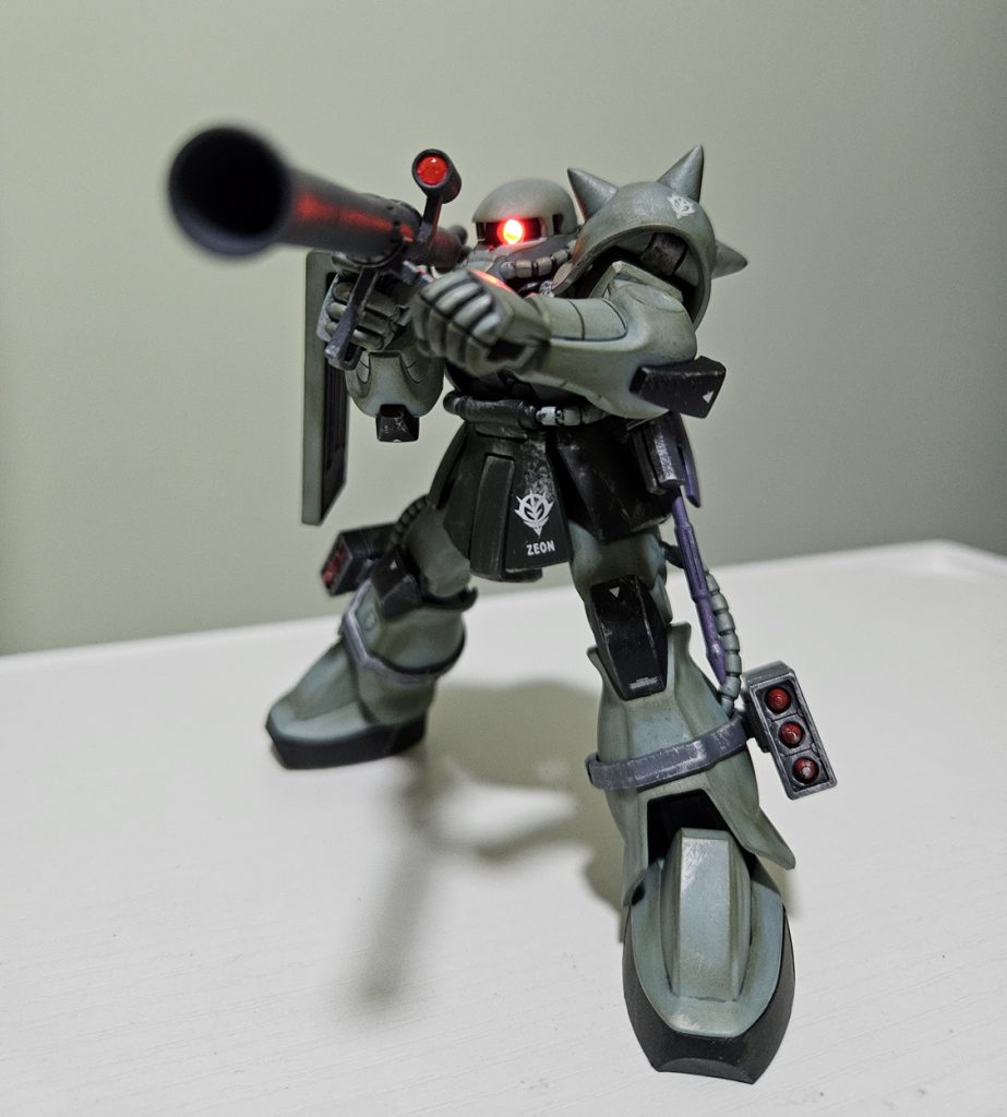 ザクバズーカ足のミサイルポットはどちらかというと装備しない方が好きなので今は外した状態で飾っています