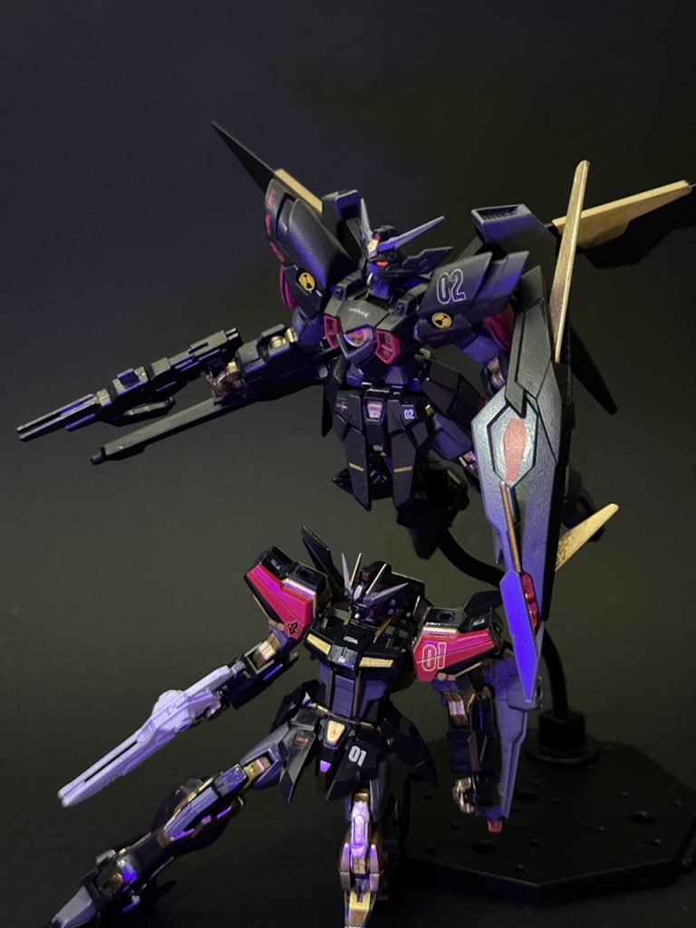 数字以外のシールは、主にVガンダム武器セット付属のシールを使っています。部隊マークはカイラスギリー所属隊、パーソナルマークはシュラク隊のものです。ちなみに1番機、塗装は光沢仕上げのままですが、肩の赤いパーツの追加やデカール・シール貼りなど、今作に合わせて追加しています。