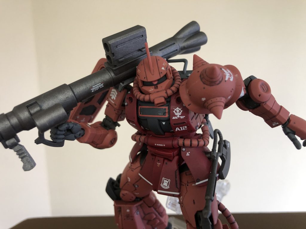 フロント斜め上他のキットと比べ、フェイスがなぜかしっくりこない。RGやHGUCの方が好みです♪