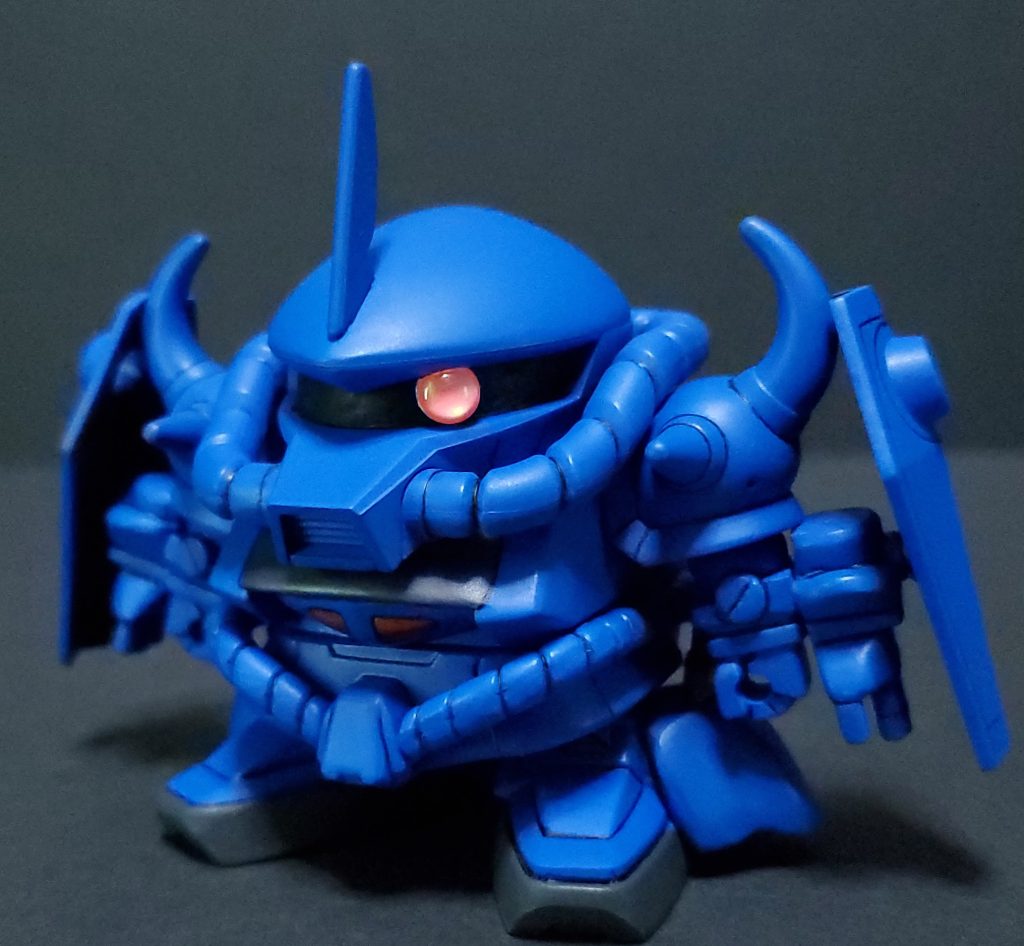 腕にフィンガーバルカンとシールドがつき、脚には追加ブースターがあるためかなりマッシブな感じに。