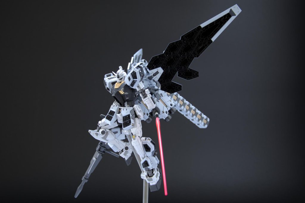 本体色に合わせて黒、グレー、金の配色で調整。キット付属のシールはマスキングで使いました。稼働しないマニピュレーターの内側にガッツリ肉抜きがありますが、穴埋めは大変そうなのでそのまま。。