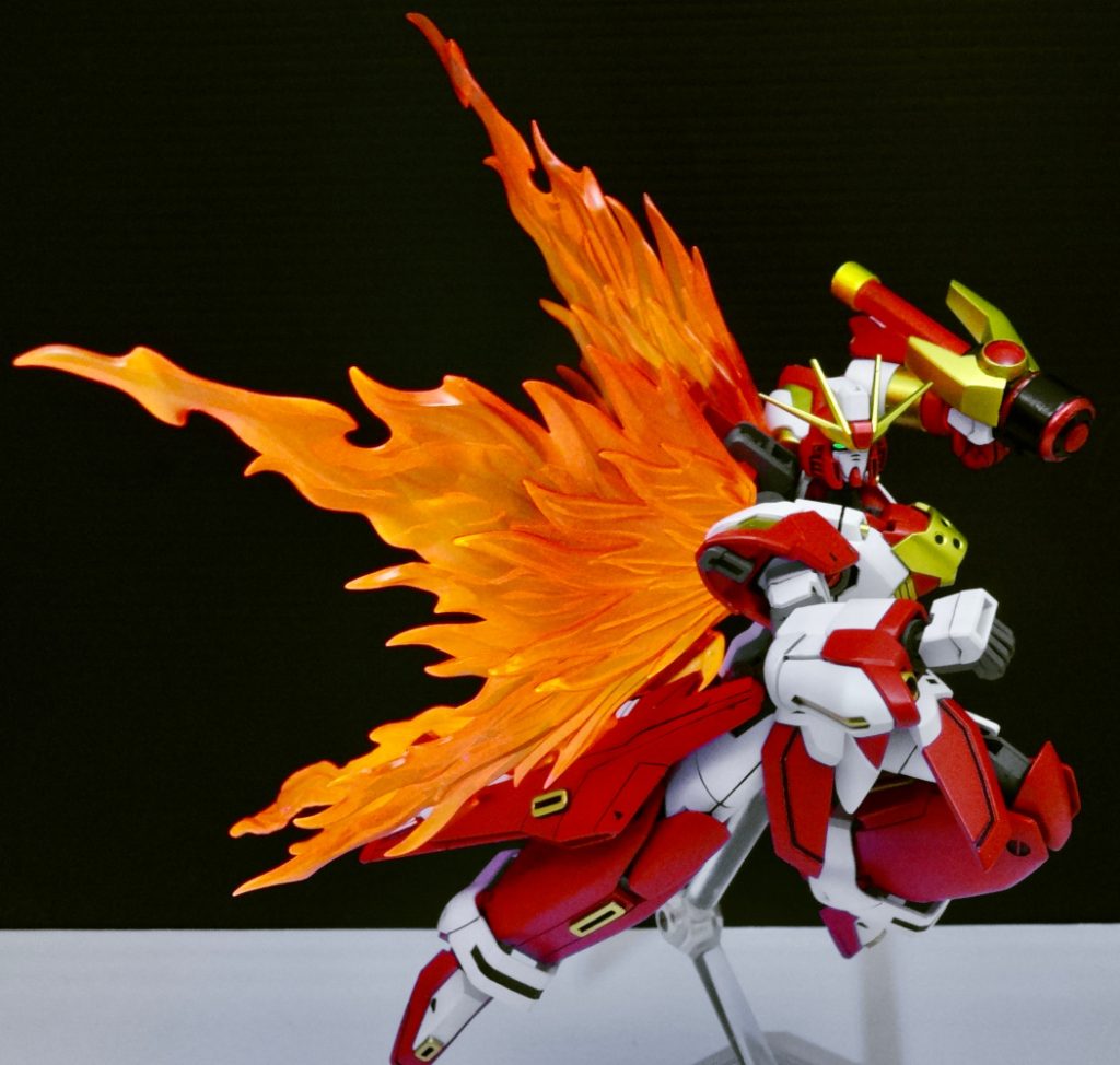 手甲や腕接続の規格は強化前と変わっていないので、固有装備の装着ももちろん可能。ビバポリキャップ!炎の翼エフェクトは背中が追加武装の装着に使っているPC、腰バインダーは翼面の四角い穴に差し込む形で取り付けられます。