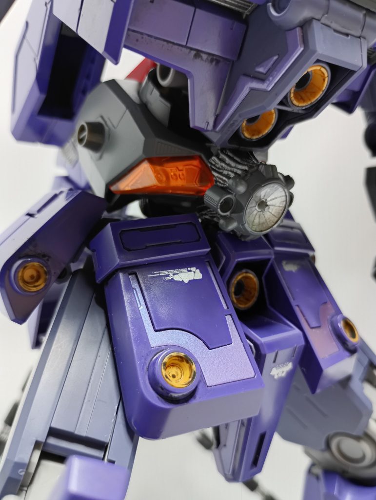 腰部分。ヴァサーゴの胴体を逆さにして取り付け。メガソニック砲はエポパで触手のようなものを作り、胴体と融合しているように無理やり付けました。