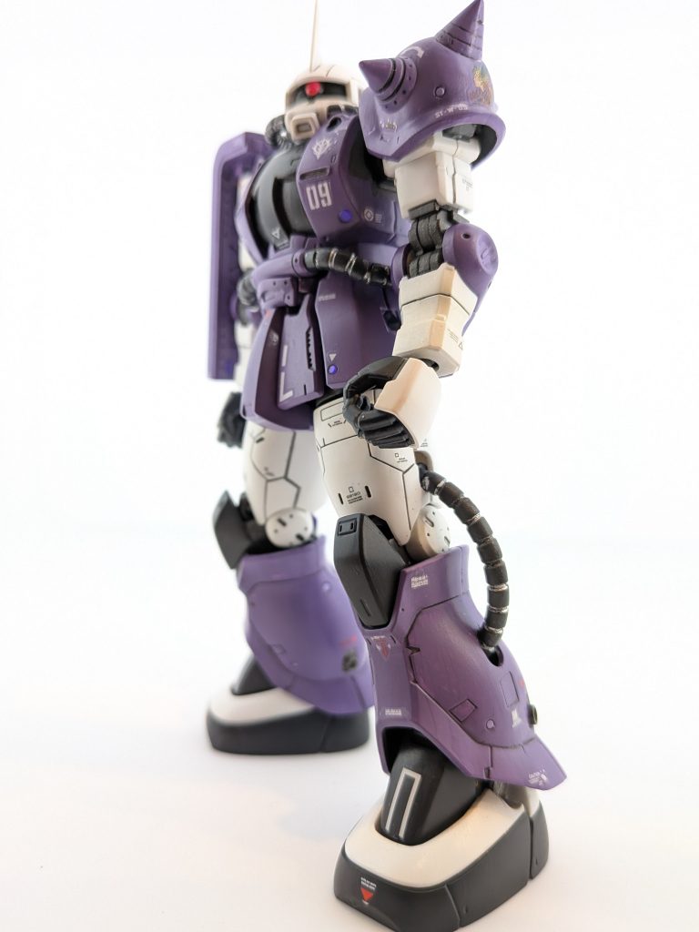 漫画では有能な士官でありながら、女性的な可愛らしさや華やかさもある人物ということなので、そのイメージにそった紫色を、他の作例を参考にしつつ探します。1番、イメージに近かったのは「MSパープル」という色でした。ドムの本体色で展開している色ですが、この色はラッカー系しか展開していないということで、家庭的に水性塗料縛りの私は、いきなりの壁にぶち当たりました。悩んだ末、頑張って水性塗料で調色することにしました💪