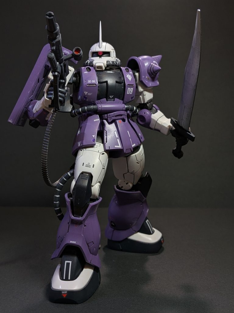 ベルト給弾式マシンガンにヒート剣を添えて。キリーさんは、近接戦を得意としたという設定らしいので、ビルダーズシステムウェポンより、ヒート剣を持たせてみました。 なかなかサマになっています👍️