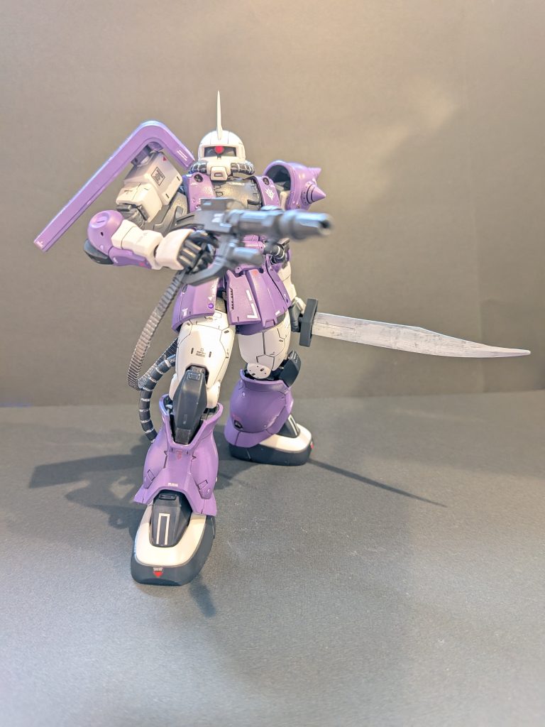 以下、今回の塗装以外の改修点です。大したことはしてませんが…😅💦・合わせ目消し(スパイク、前腕、ふくらはぎ側面、武装)・脚部くるぶし部の補助バーニアのモールドを削り、ディテールアップパーツに置き換え。・モノアイはHアイズ化および蛍光ピンクで塗装・マーカーで足裏や内部フレームの細部塗装・武装スコープを立体化(レジン)・スミ入れ(エナメルまたはペン)・各所◯モールドの塗装、ディテールアップ・デカール貼り付け (ガンダムデカール等)・ウェザリングカラー(レイヤーバイオレット)でウォッシング・つや消しトップコート