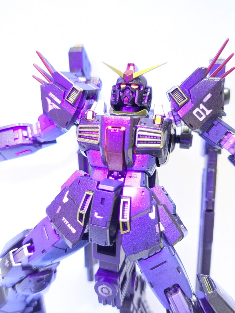 「NT-D最大稼働モード」の際、コクピットのサイコフレームが発光する現象が記録された。また、敵役を務めたパイロットからは機体が分身しているように何体もモニターに映っていたと報告があったが、暴走事故の恐怖から来る幻覚を見たのではないか、とされ詳細は不明である。