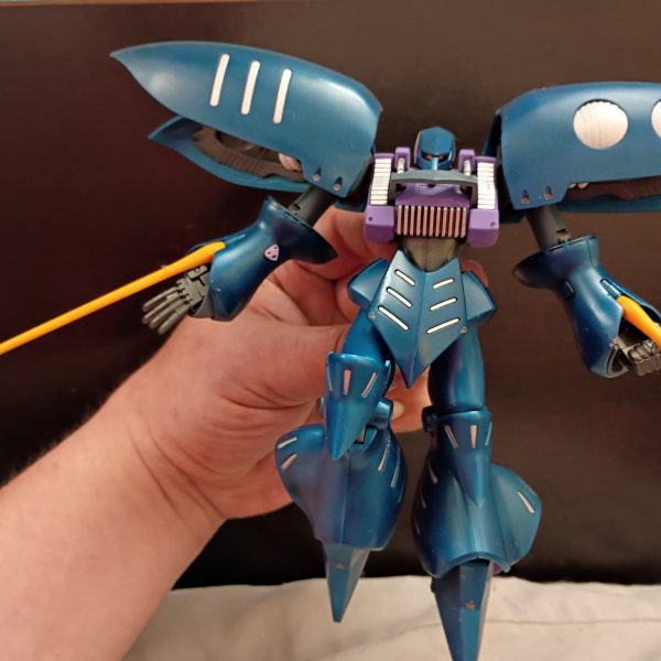 こんにちは、GUNSTAです！今回はクヴェリーのカスタムリペイントを公開します。手首のビームサーベルをMG仕様に交換しました。使用色はメタリックブルー、ラベンダー、パープル、ホワイトアルミです。キットは組み立て済みで入手したのですが、ファンネル付きの背部スカートアーマーが付属していませんでした。いつかサイコミュ用の武装を自作してみようと思っています。（2枚目）