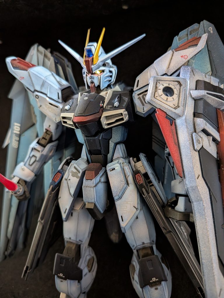 下地　黒サフにホワイトシルバーでグラデーション。濃紺　クリアディープブルー＋クリアブラック青　クリアブルー白　クリアホワイト赤　クリアディープレッドその他ゴールド、クリアイエロー、焼鉄色等々フレームは黒鉄色と一部＋グレーで明るめに。