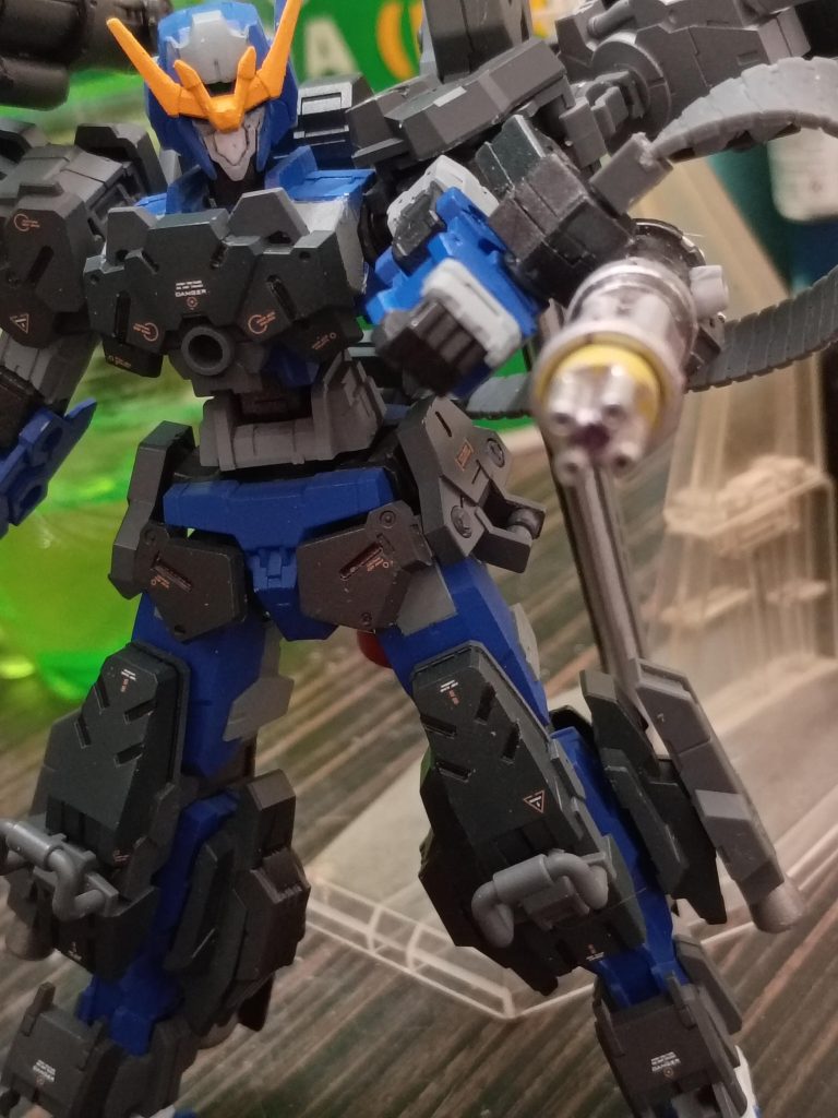 予備パーツを使って腕部に取り付けるガトリング砲を作りました。弾帯とドラムも30mm砲のものです。どちらの前腕にも装着可能です。