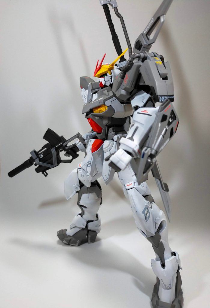 初出撃時イメージです。ビームライフルはアウトフレームのものを使用しています。ジンハイマニューバのライフルに似ているので問題ないかと思いました。また、ソードストライカーはジェネシスαか、ジャンク屋が持っていた物だと思ったので、HGレッドフレームのジャンク屋組合マーキングシールを借りてきました。