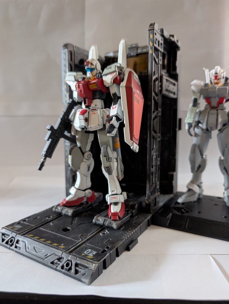 最後にパシャリ。 右に写り込んでるヤツは今製作中のガンダムタイプです。ご覧いただきありがとうございます。皆さん毎日暑いので水分補給して下さい😊