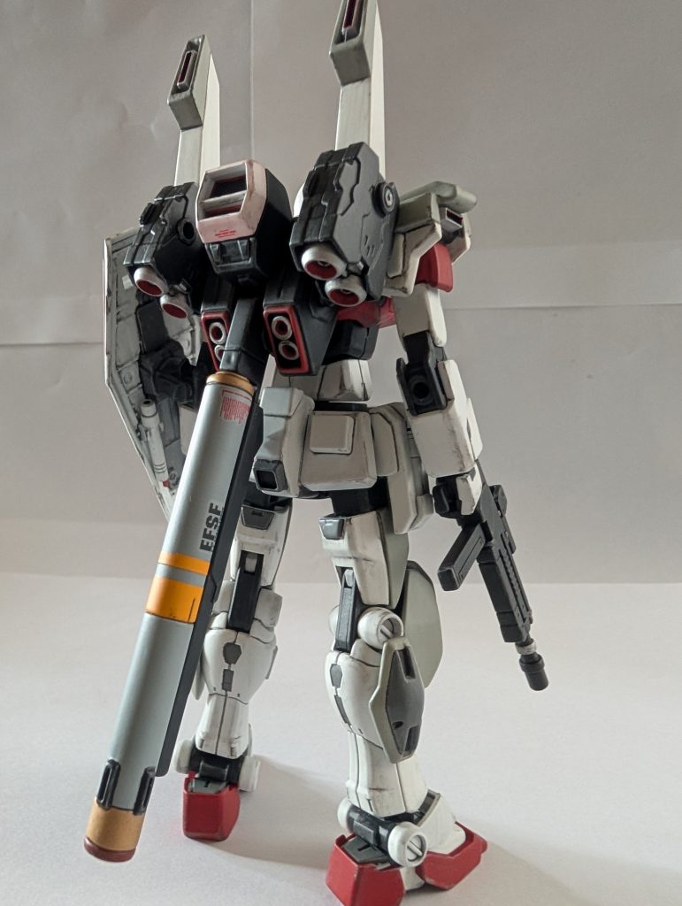 後ろ姿。高機動型のバックパック装備です。ふくらはぎ横のスラスター装備。設定では肩にミサイルポット、ふくらはぎ横にはジム3型のスラスターユニットも装備可能設定です。(作ってはないけど(^_^;))