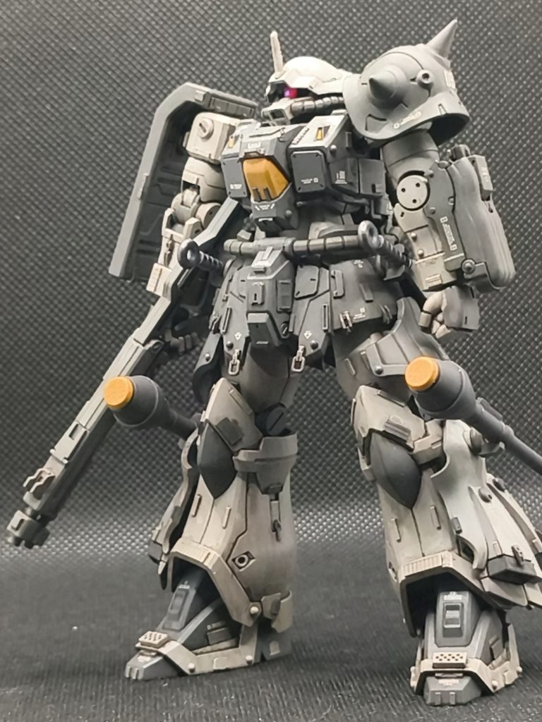 ショルダースパイクとシールドはGフレームのザクⅡ改のもの。・・・だったような気がします💦ショットガンはケンプファー、シュツルムファウストはサイコザクからいただきました。