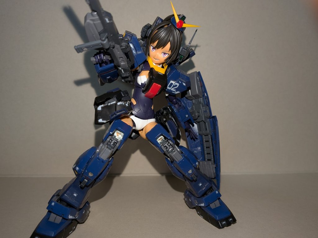 初改造ゆえに色々と手探りでやってみましたが、その結果肩はほぼ動かず、膝は太もも内部のAMSジョイントを両断したおかげで90°までしか可動しません。おまけにベースであるイルシャナはヘアがバックパックや肩に干渉しまくるので、たまたまプラモ屋で見付けた白瀬咲耶のヘアに交換して強引に解決する始末。次回に向けて反省する点は多々ありますね。