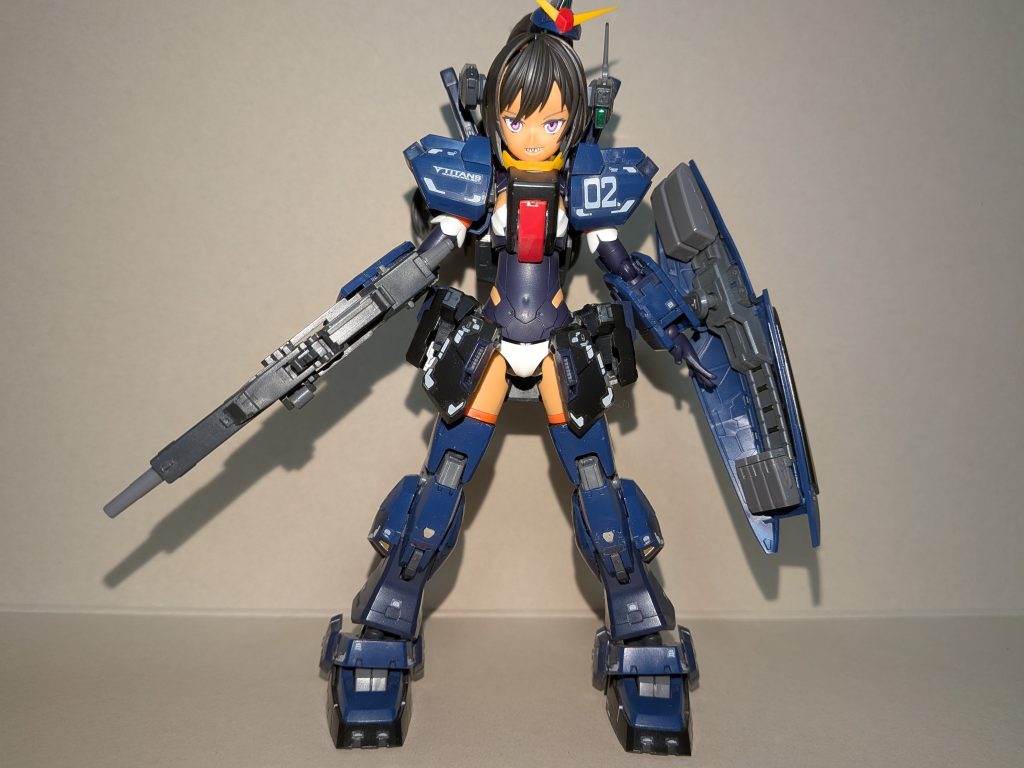 RGガンダムMk-IIの加工内容は以下の通りです。・足を太ももの真ん中辺りからバッサリ切断し、断面をパテで埋めて3mm穴を空けて30MSと交換出来るように加工。・胸部コックピットハッチ上下をプラ板で裏打ちして接着し、襟の黄色いパーツとも繋げて首に掛けられるように加工。・前腕装甲部分の内側を30MSの腕に嵌まり込む程度まで削り、接着して形状を整える。・肩はキットのまま流用。・バックパックは接続フックを切り落として30MSの背中ジョイントにベタ付け。・頭部はデュアルセンサーより上をノコで切断してパテで内側を埋め、ベレー帽風に加工(玄関工房ジリすけ様よりアイデアを拝借)。・腰部スカートはあばたーふみなの腰部を削って接着(玄関工房ジリすけ様よりアイデアを拝借)。・バルカンポッドは左右ユニットを30MSオプションセットのヘッドギアに接着。