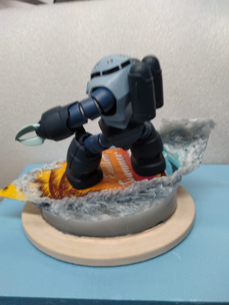 レジンに色をつけ過ぎまして、あえてレジンじゃなくてもよかったかも😅波の表現はプラスチック粘土を使いました。