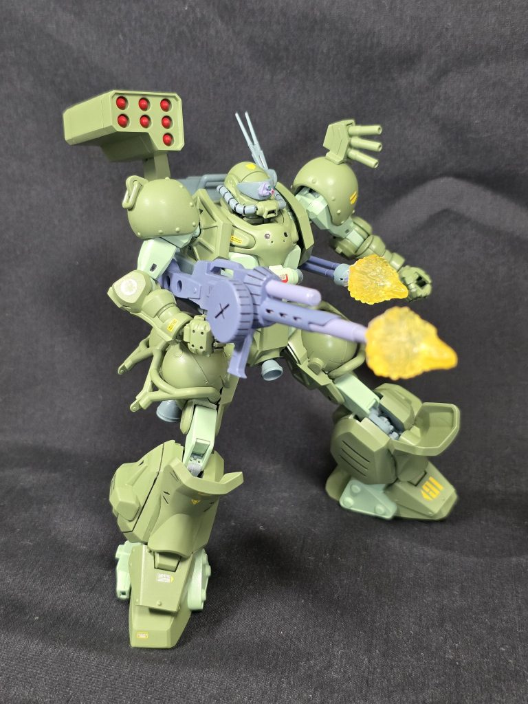 ヘヴィマシンガンはスコープドッグのをそのまま使用し、マガジンはザクの物にしています。腰のガトリングは30MMの物にしました。