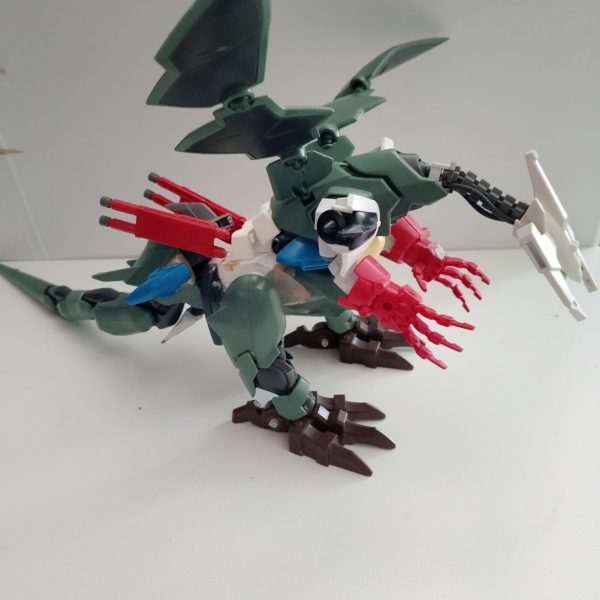 混ぜるな危険で煮詰まって別のをドラゴン型はこうだろうと人の手を付けてないキットフル稼働で組んで羽をデスサイズの付けて見たら自重で潰れたwwと云う事で元の羽〜色味考えないと（2枚目）