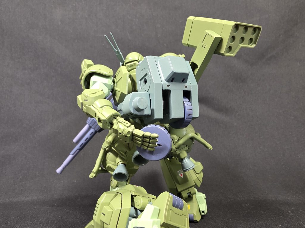 ミッションパックヘヴィマシンガン用のマガジンがストックされていましたが、プラ板で幅を詰めてザクマシンガンのマガジンを取り付けました。