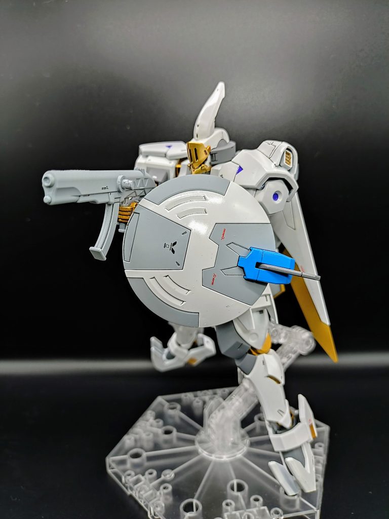 今回は守護者的な感じで作ったのでメイン武器をゴツくして射撃武器は百錬の地味なライフルをそのまま使いました 