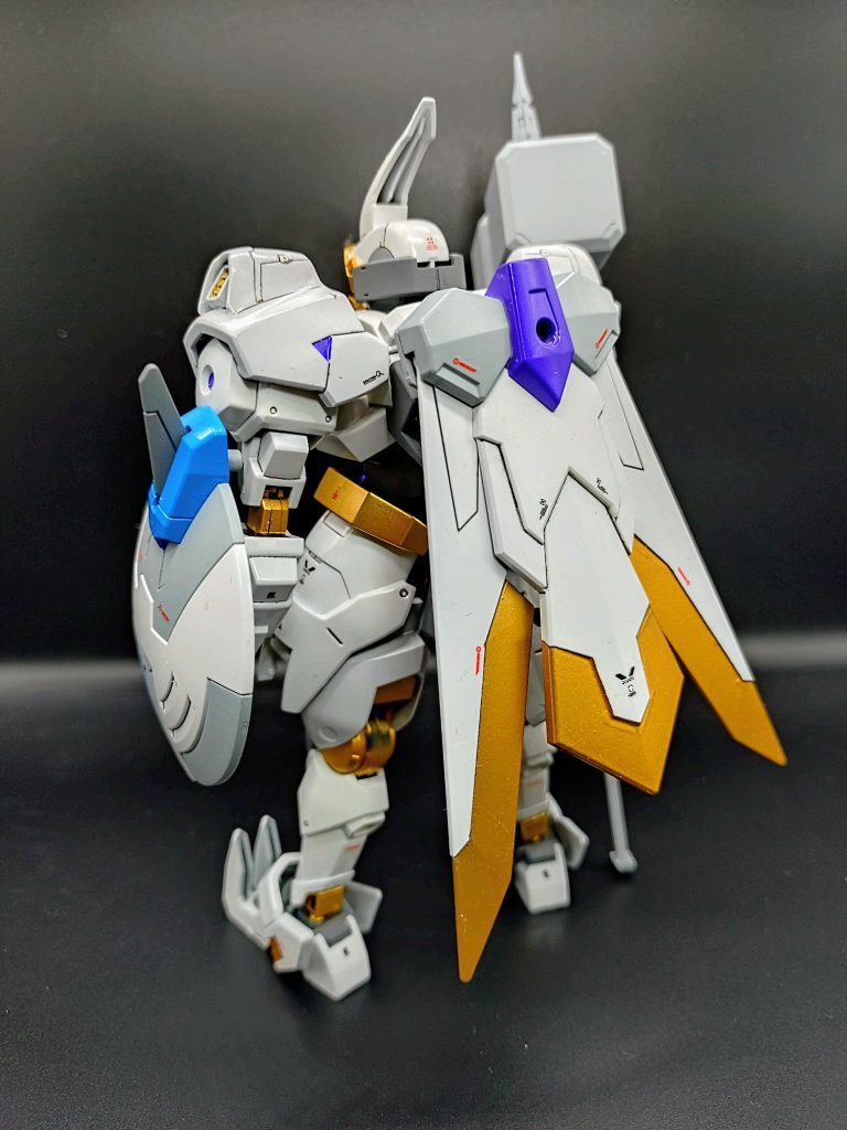 背面マントをイメージさせる飛行バックパック　腰部背面には百錬用のライフルカノンを装備しています 