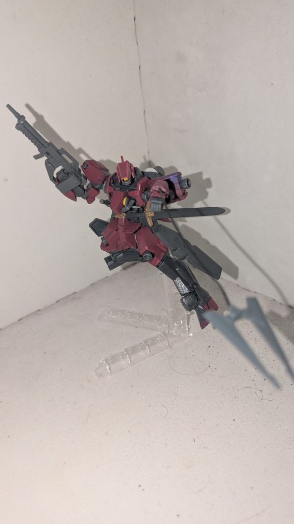 グレイズ·ブラッドムーンシュートアビリティ 410ファイトアビリティ 590ディフェンスアビリティ 300スピードアビリティ 600パワーアビリティ 530ブラッドムーンシリーズの3番機。他の2体と比べて、良く言えば堅実、悪く言えば地味なカスタム。パーツ構成は主にシュバルベグレイズとグレイズ改のニコイチ。汎用性にも優れているが、基本的にクロスレンジでの斬り合い殴り合いを想定した、『近付いてどつき回すタイプ』である。持ち前の高い機動力と、シュヴァルベグレイズから引き継いだワイヤークローを柔軟に活用して、高速機動時に敵に対して打ち込む事で強引に変則的挙動を行う『スティグマ戦術ごっこ』という小技や、手元を離れた武器を拾う為に使用したり、単純に敵の捕縛や立体機動を行う。他のブラッドムーンシリーズとは異質なこのコンセプトは、日本近畿地方のとあるファイターへのリスペクトの現れなのかもしれない。