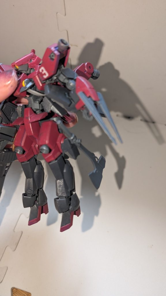 グレイズのサイドスカート部分を脚に移植して、ハンドアックスとナイトブレードをマウント。腰は腰で、以前脚部に付けていたグレイズ用ブースター装着。