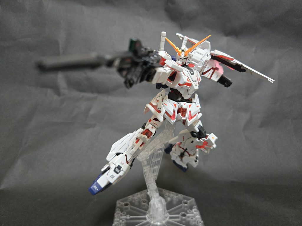 ビームマグナム肩とサイドスカートに劉備ユニコーンガンダムのパーツを使用、両脚の外側部にνガンダムのパーツを改造して組み込んでいます。