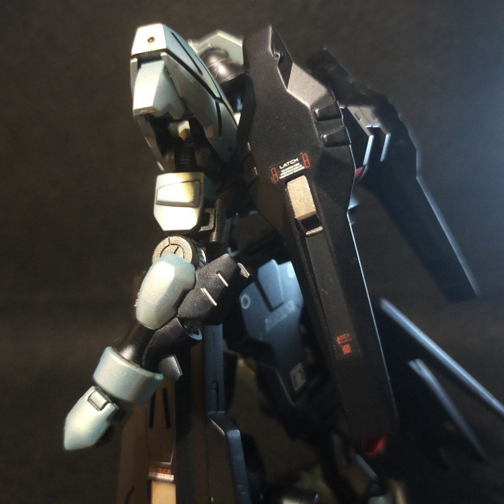 肉抜きや合わせ目の処理は下手なりにやってみました。腕の合わせ目は後ハメ時に破壊してしまい、逆に汚くなってしまいました。