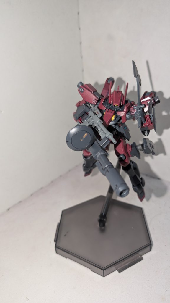 ライフルは、全体をニュートラルグレー、弾倉?みたいな部分をファントムグレーでスプレー塗装。そして、紅ウェポンかなんかに付属したバズーカを微改造して、アタッチメントとして装着。